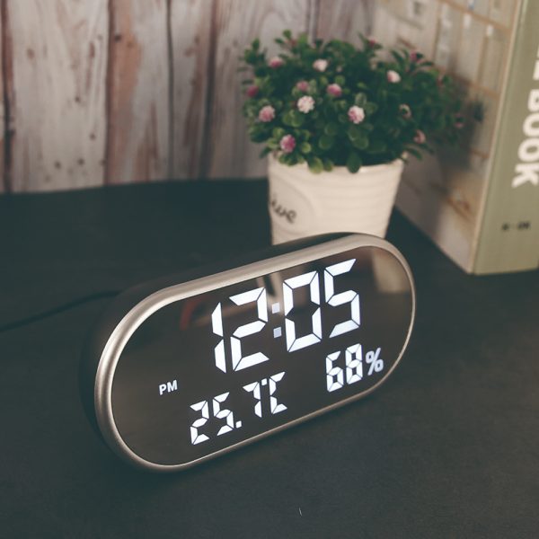 USB Plugged-in Digital LED Alarm Clock with USB Charging_4